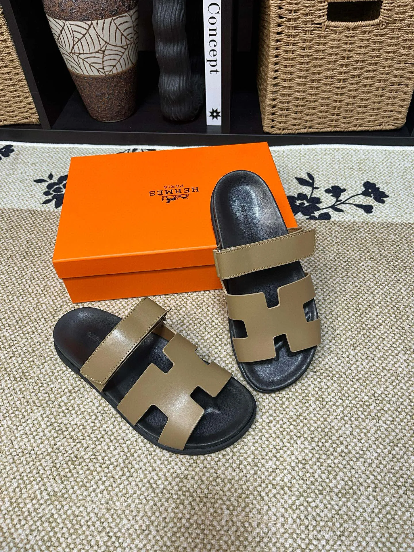 P300 Long-term stock Hermes men’s Kazimir slippers for couples - top quality woven calfskin functional sandals with intertwined uppers inspired by the “H” iconic pattern to create a casual look, perfect for summer. Imported cowhide + cowhide lining + TUP outsole Size: 35-46